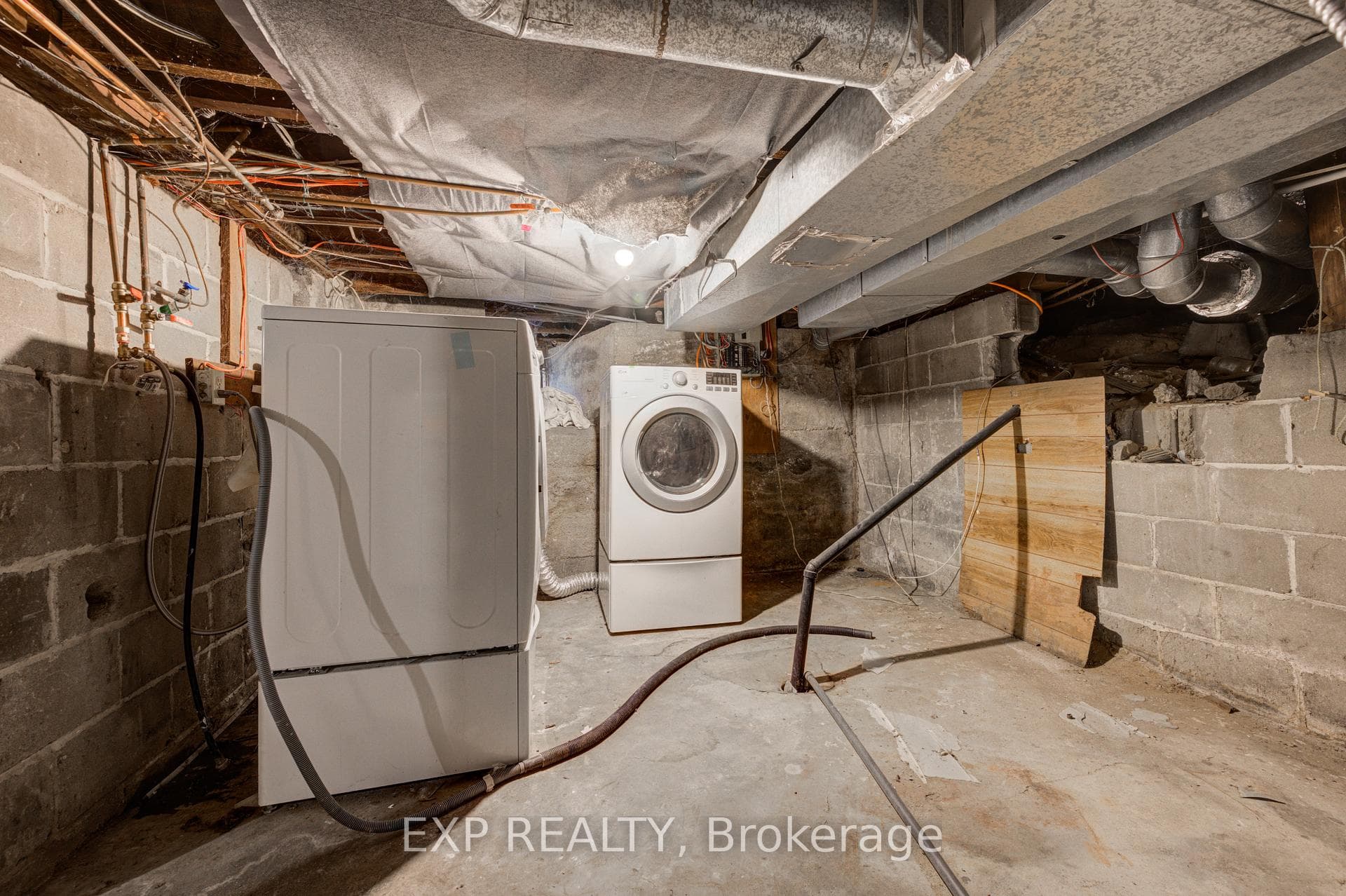 524 Simcoe Street photo 43