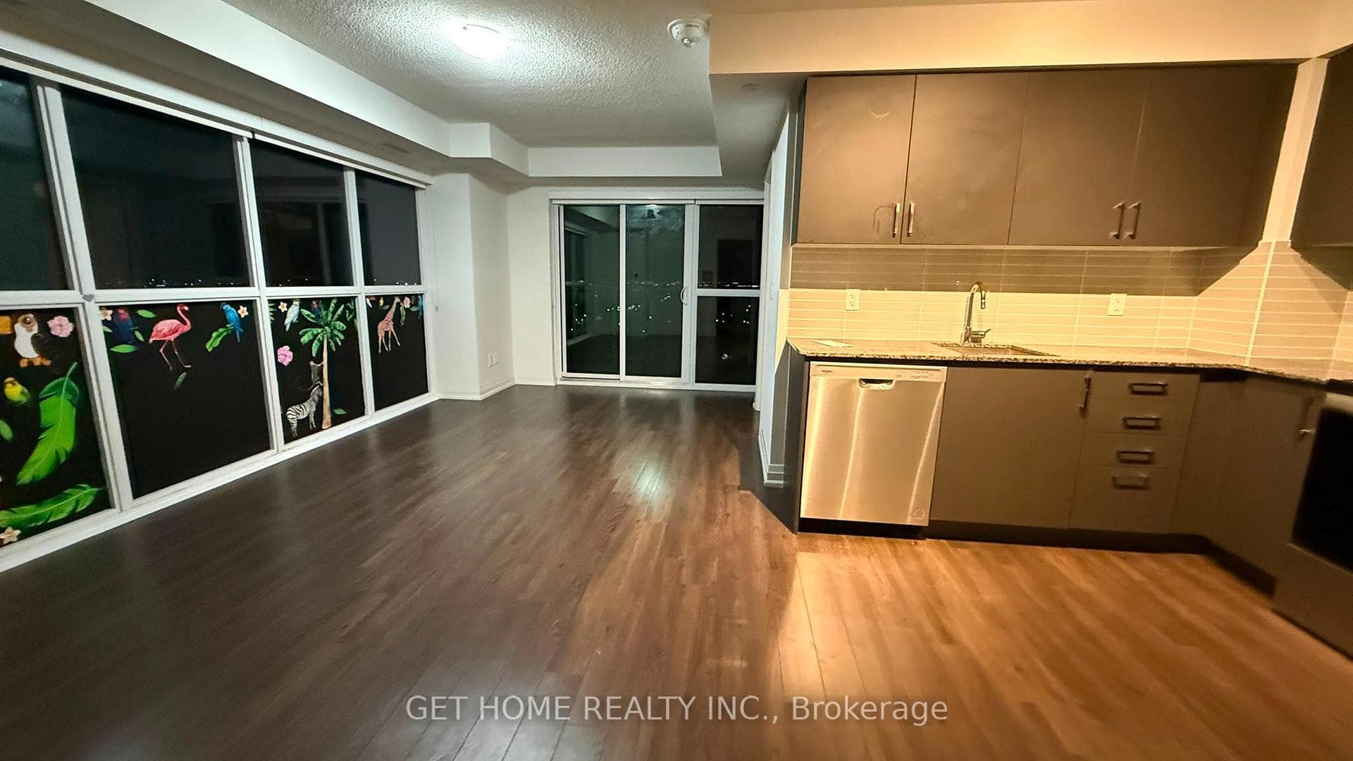20 Meadowglen Place Unit 2401 photo 2