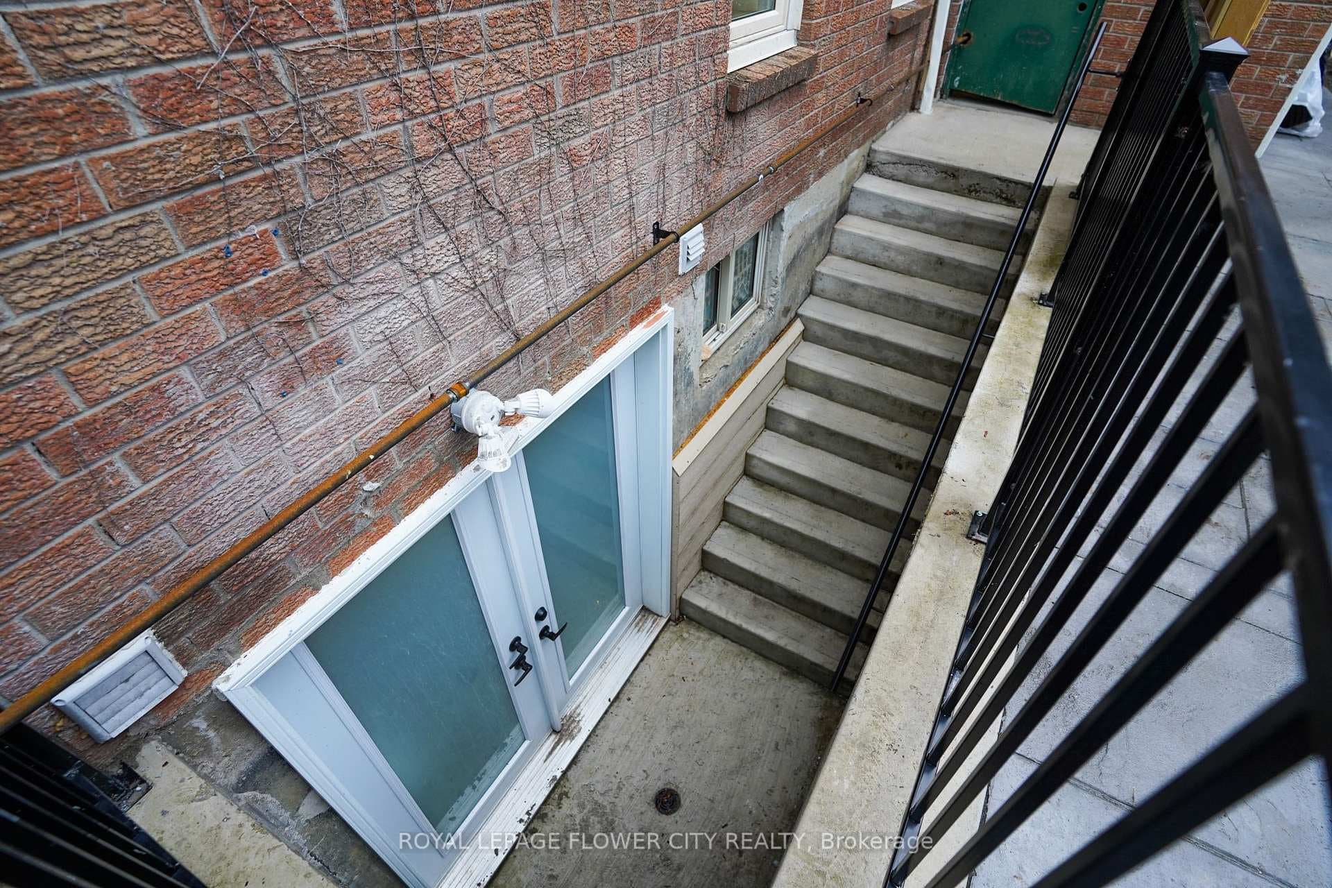 32 Langley Place photo 35