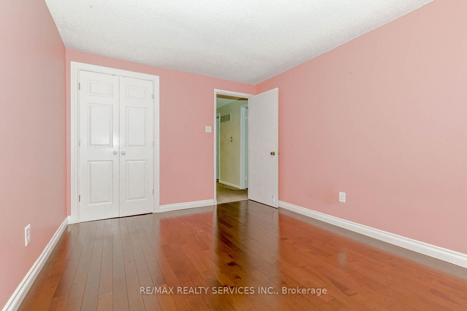 1039 Runnymead Crescent photo 22