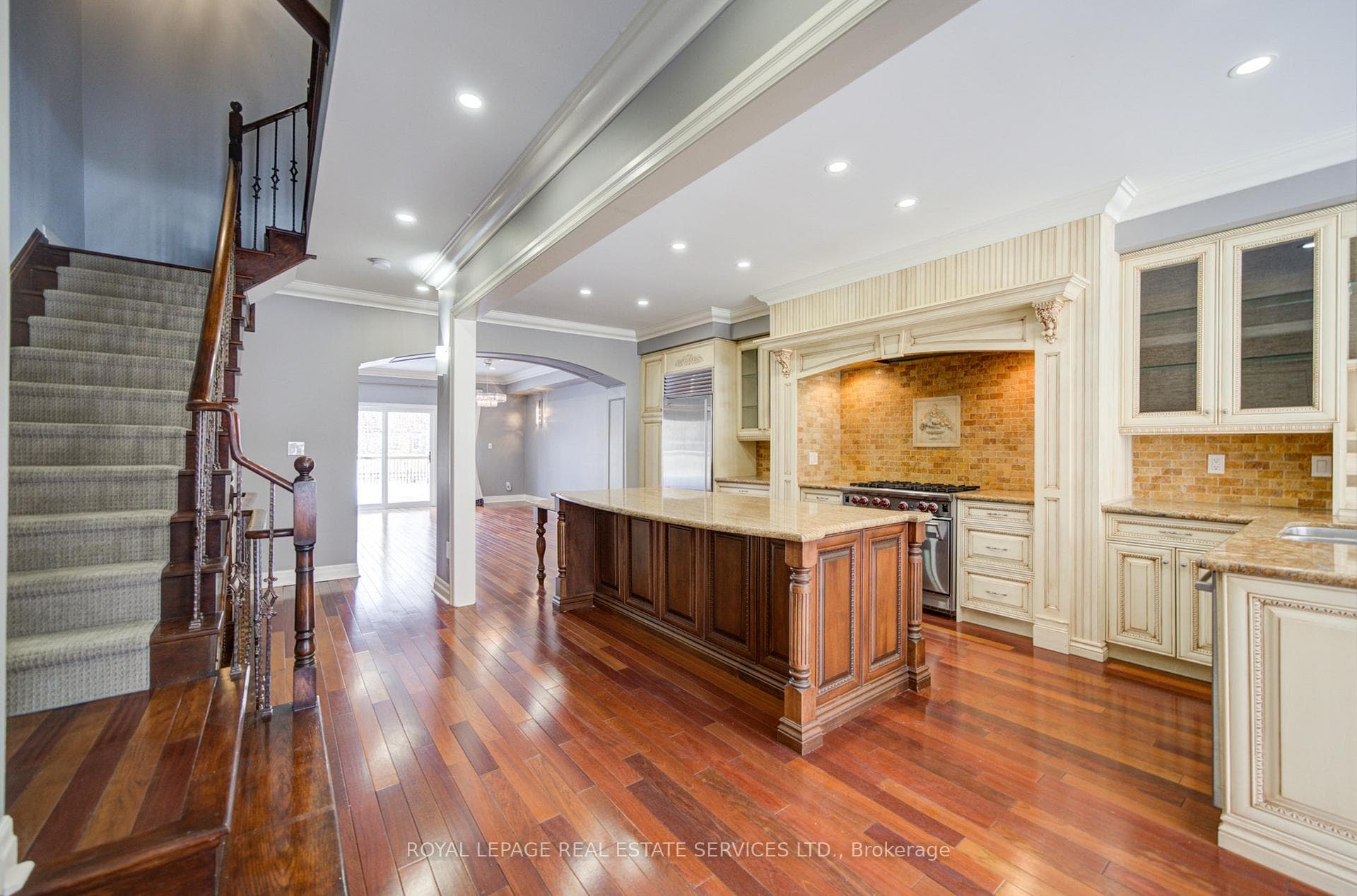 115 St. Lawrence Drive photo 3