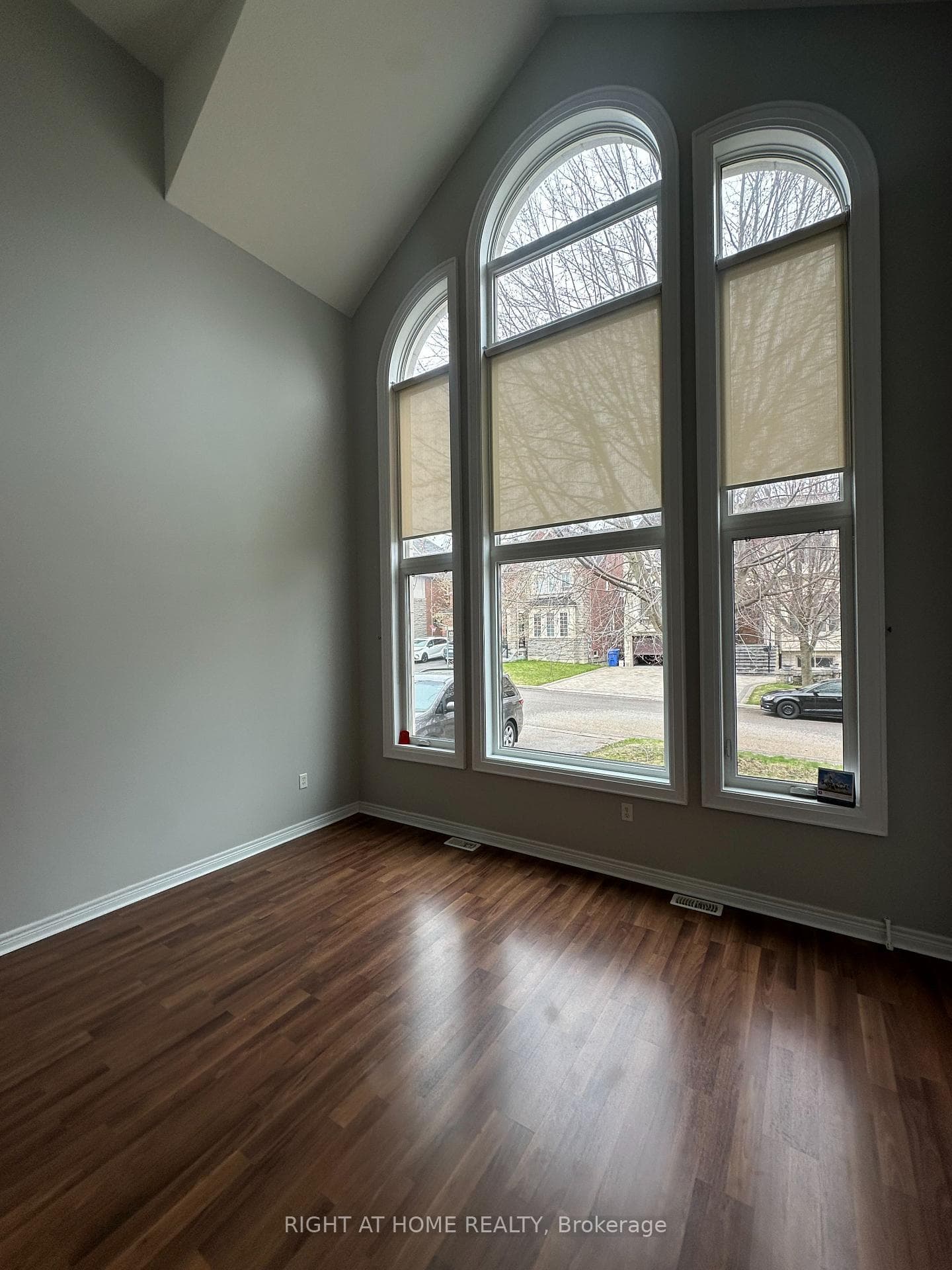 12 AMES Crescent photo 2
