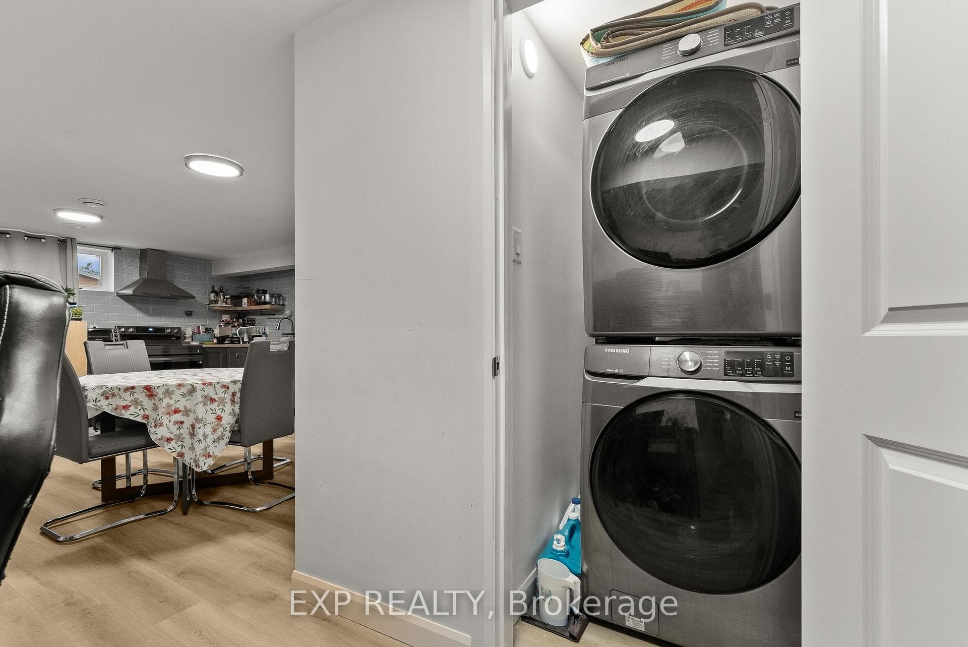 692 Claude Street photo 32