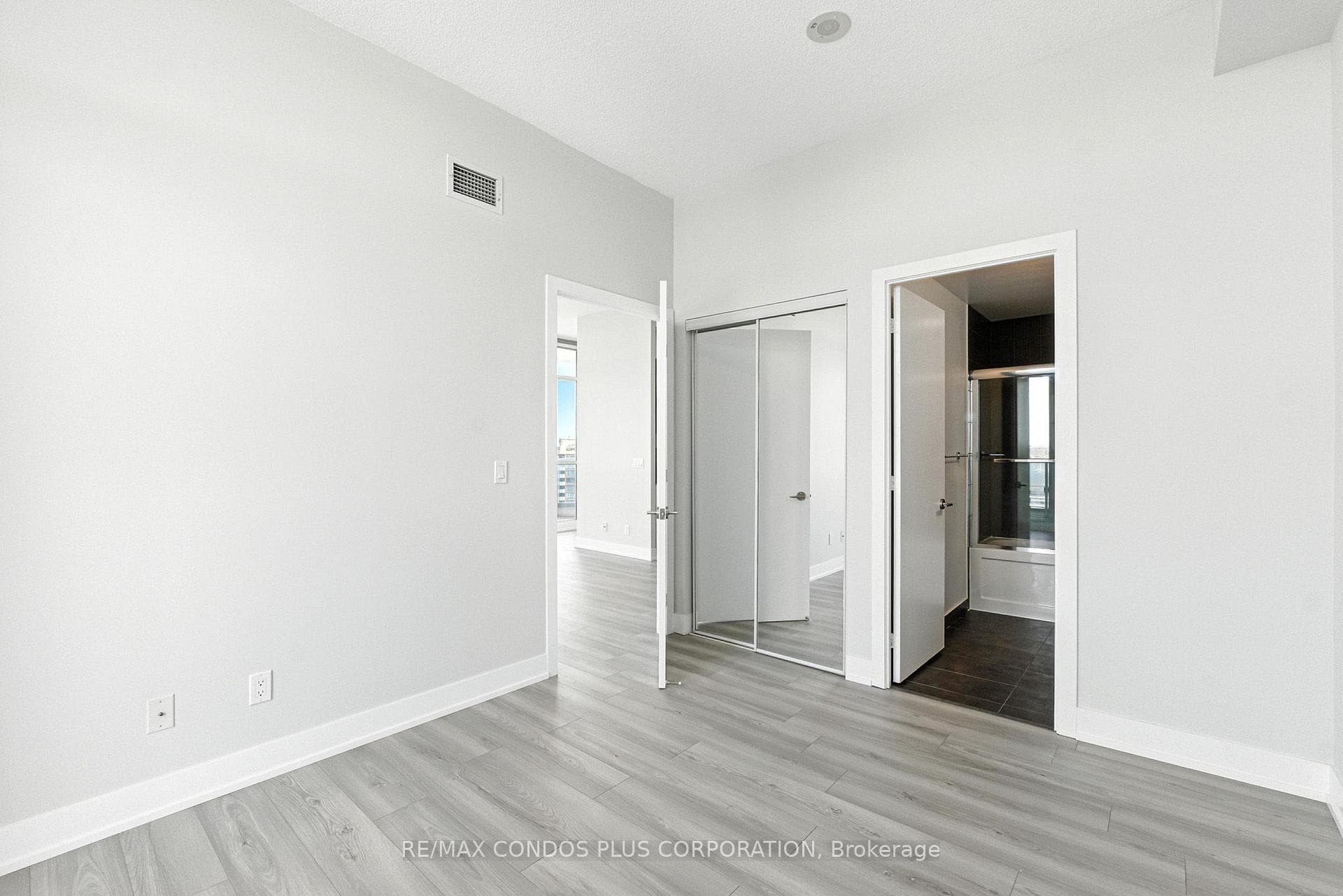 9471 Yonge Street Unit LPH15 photo 10