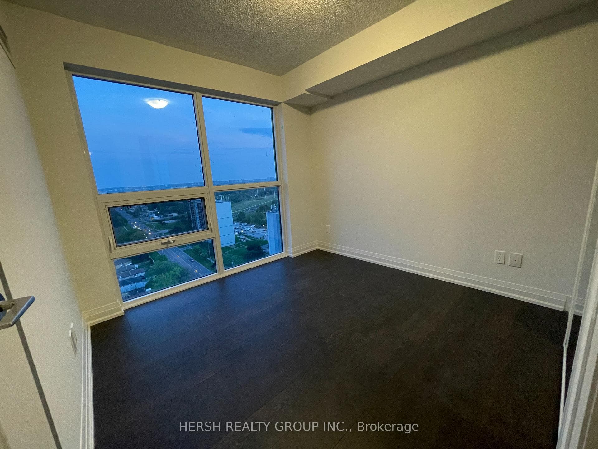 20 Meadowglen Place Unit 2504 photo 9