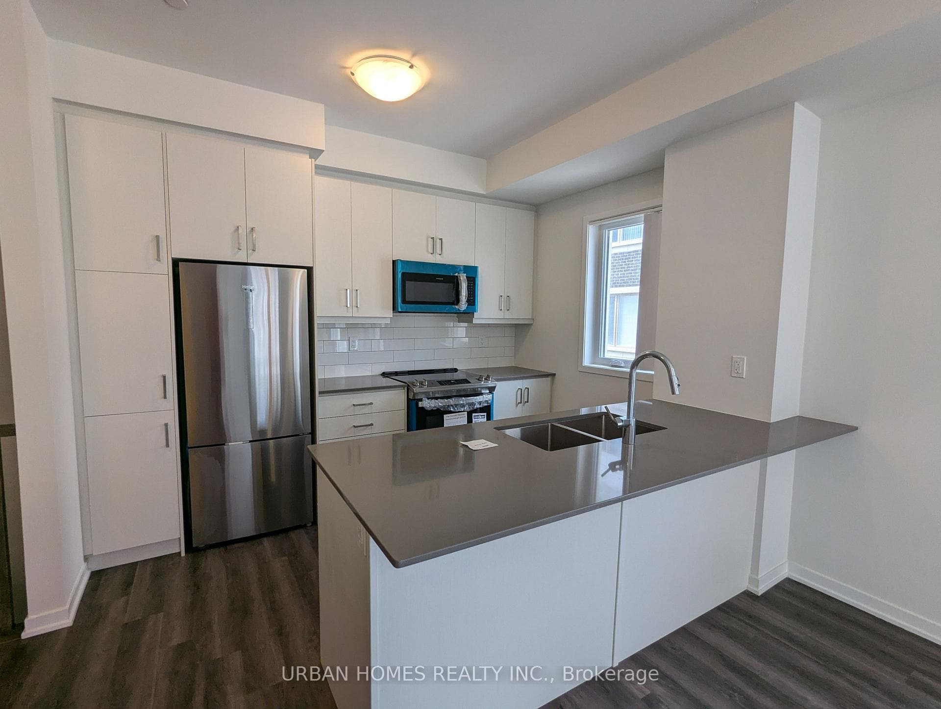141 honeycrisp Crescent Unit 208 photo 5