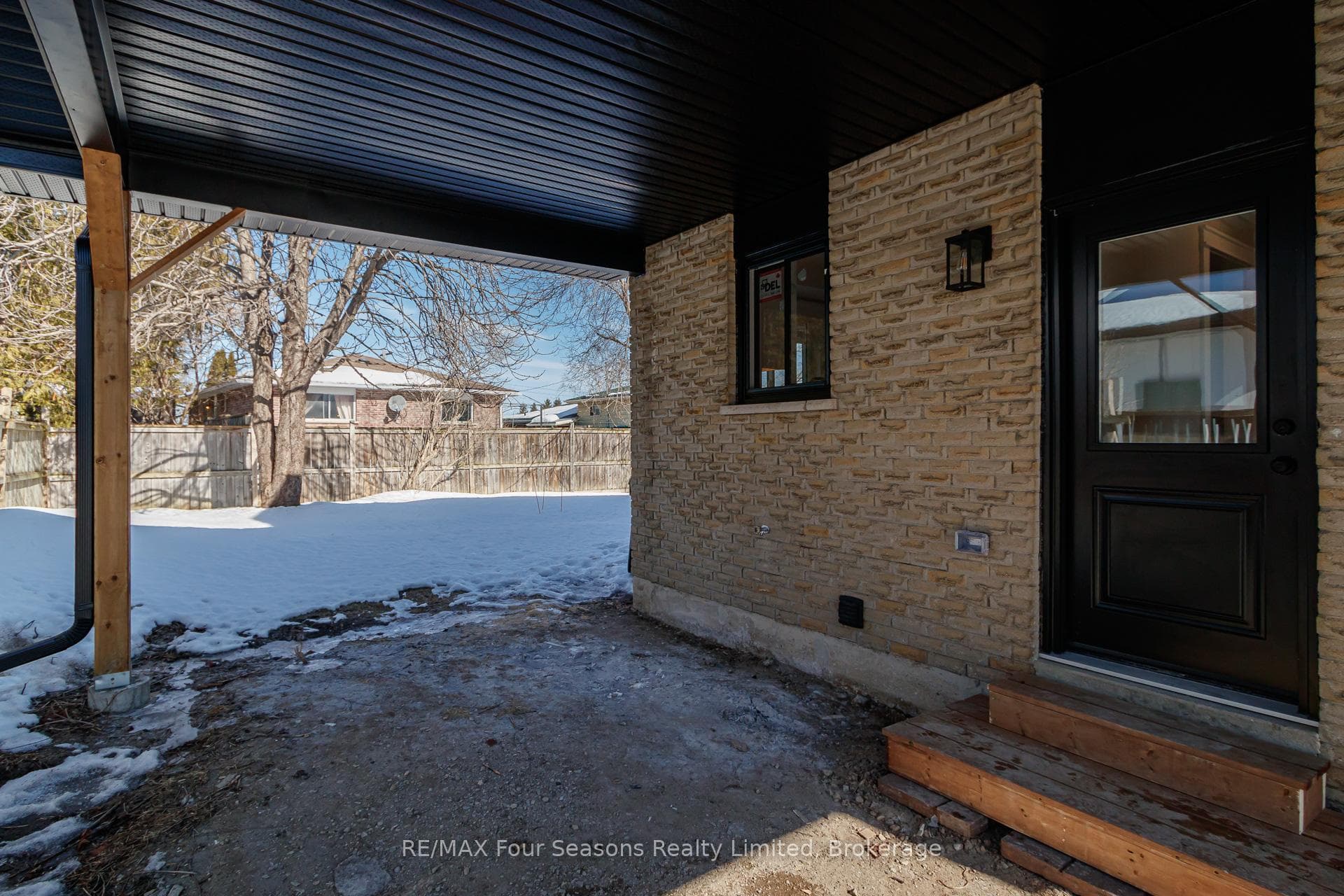 255 Valleyfield Crescent photo 4