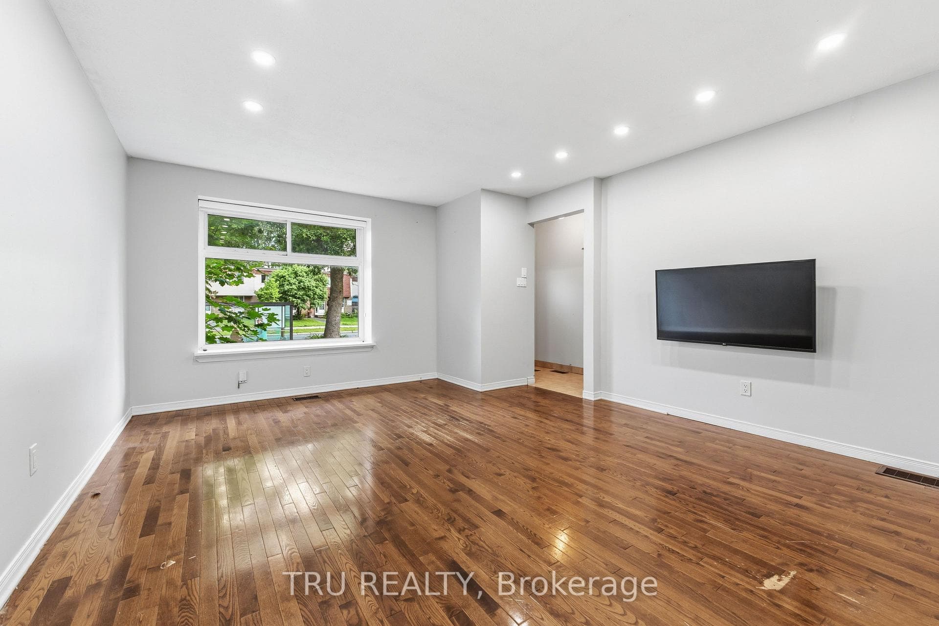 950 Meadowlands Drive photo 4
