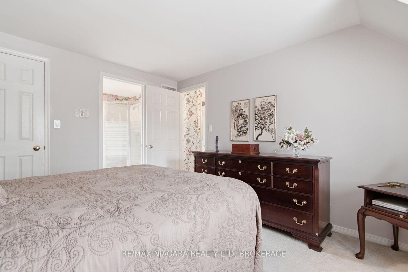 82 Lakeshore Road photo 17