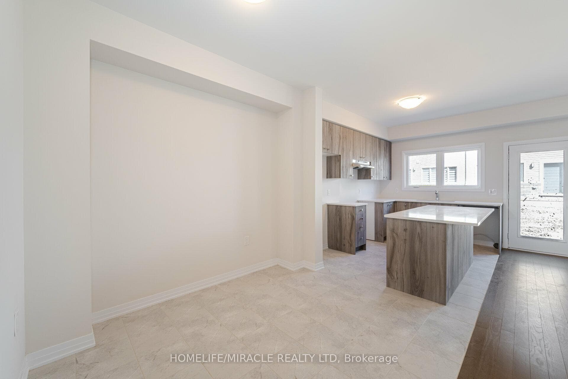 138 waters Way photo 8