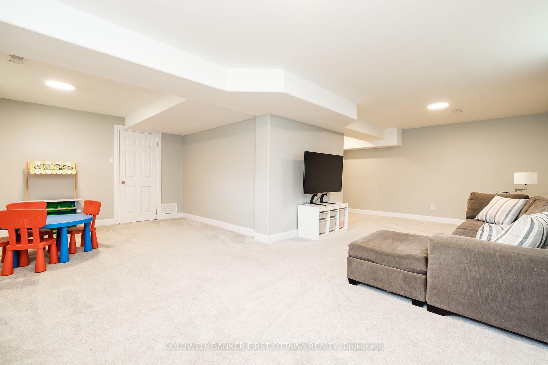 187 GLENNCASTLE Drive photo 39