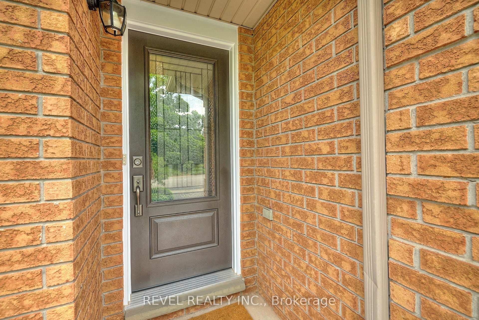 313 Beckett Crescent photo 4