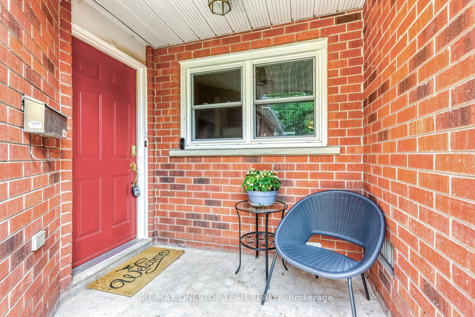 1068 Queens Avenue photo 3