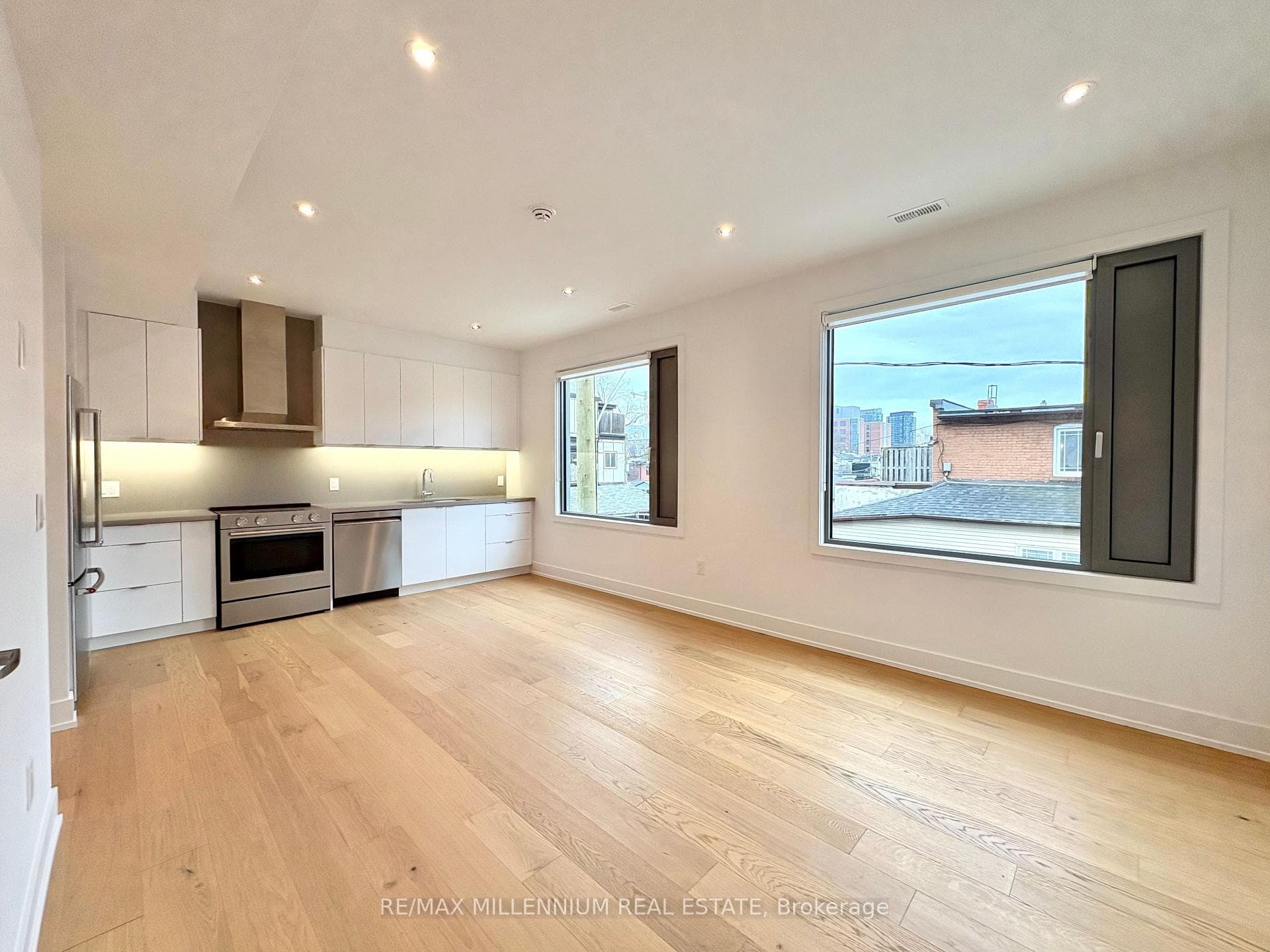 155 Dovercourt #4 Avenue photo 1