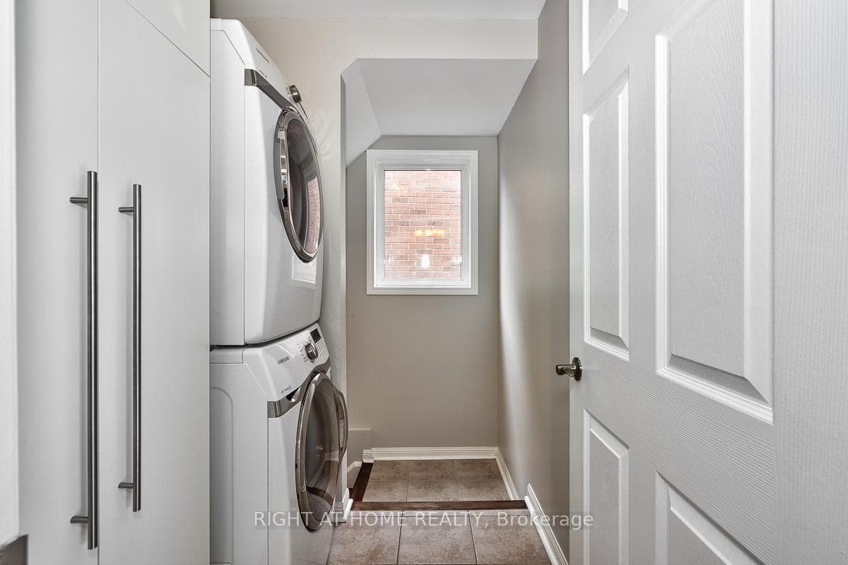 2349 Falkland Crescent photo 12