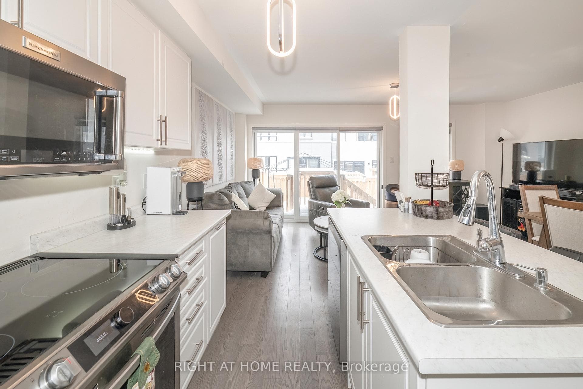 30 Caspian Square photo 9