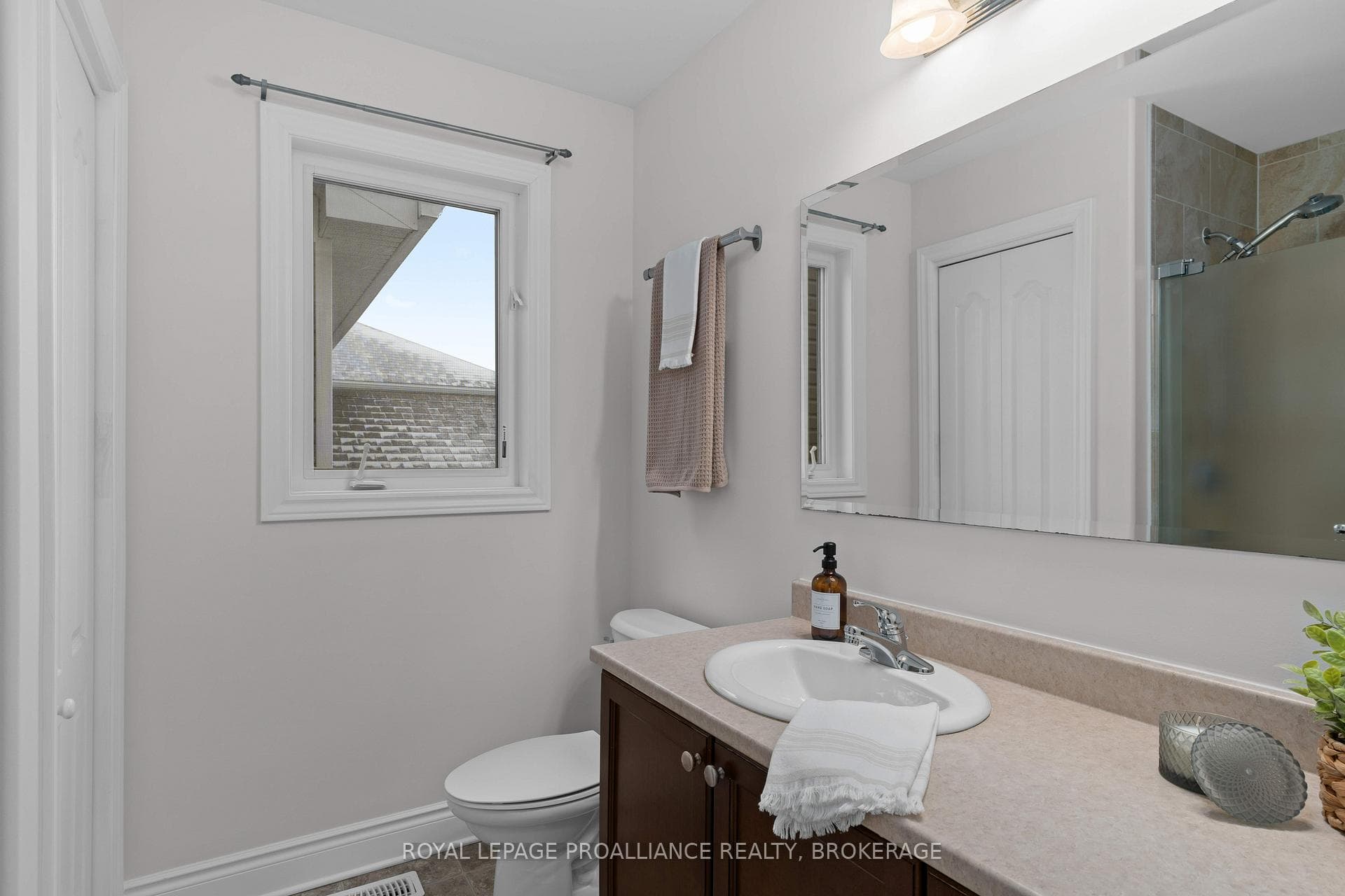 1290 Atkinson Street photo 26