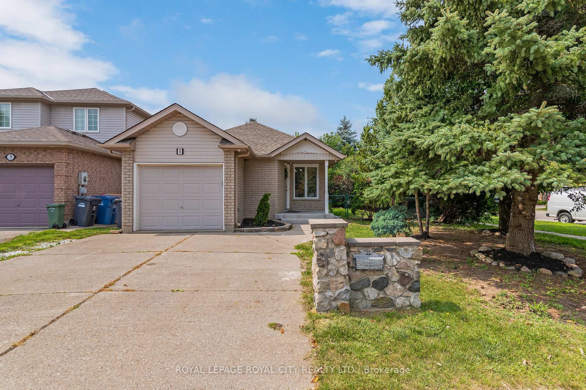 1 Boulder Crescent photo 1