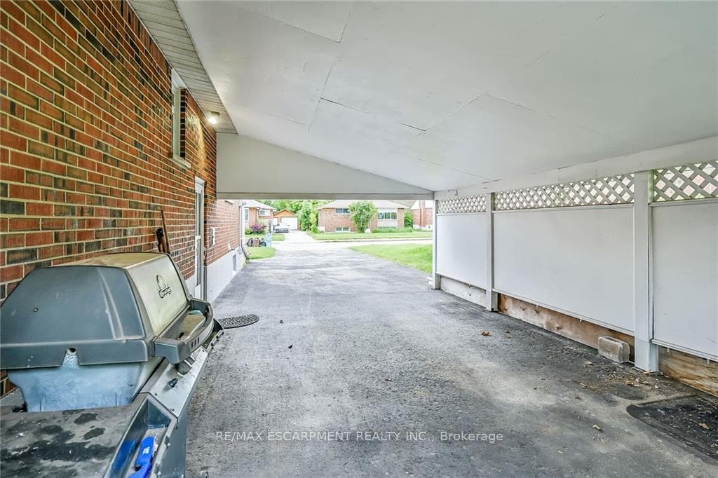 12 Hoover Crescent photo 38