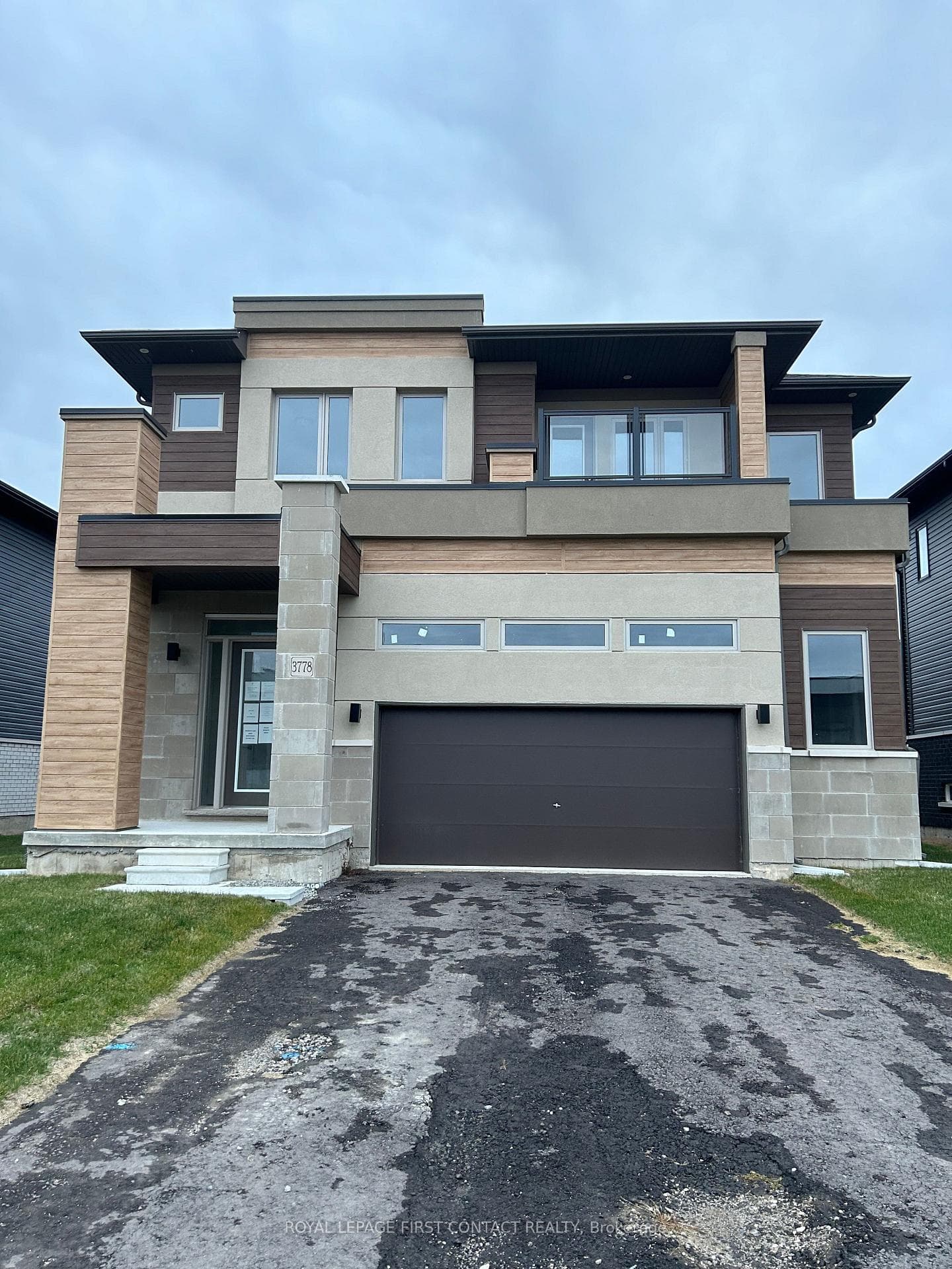 3778 Sunbank Crescent photo 2