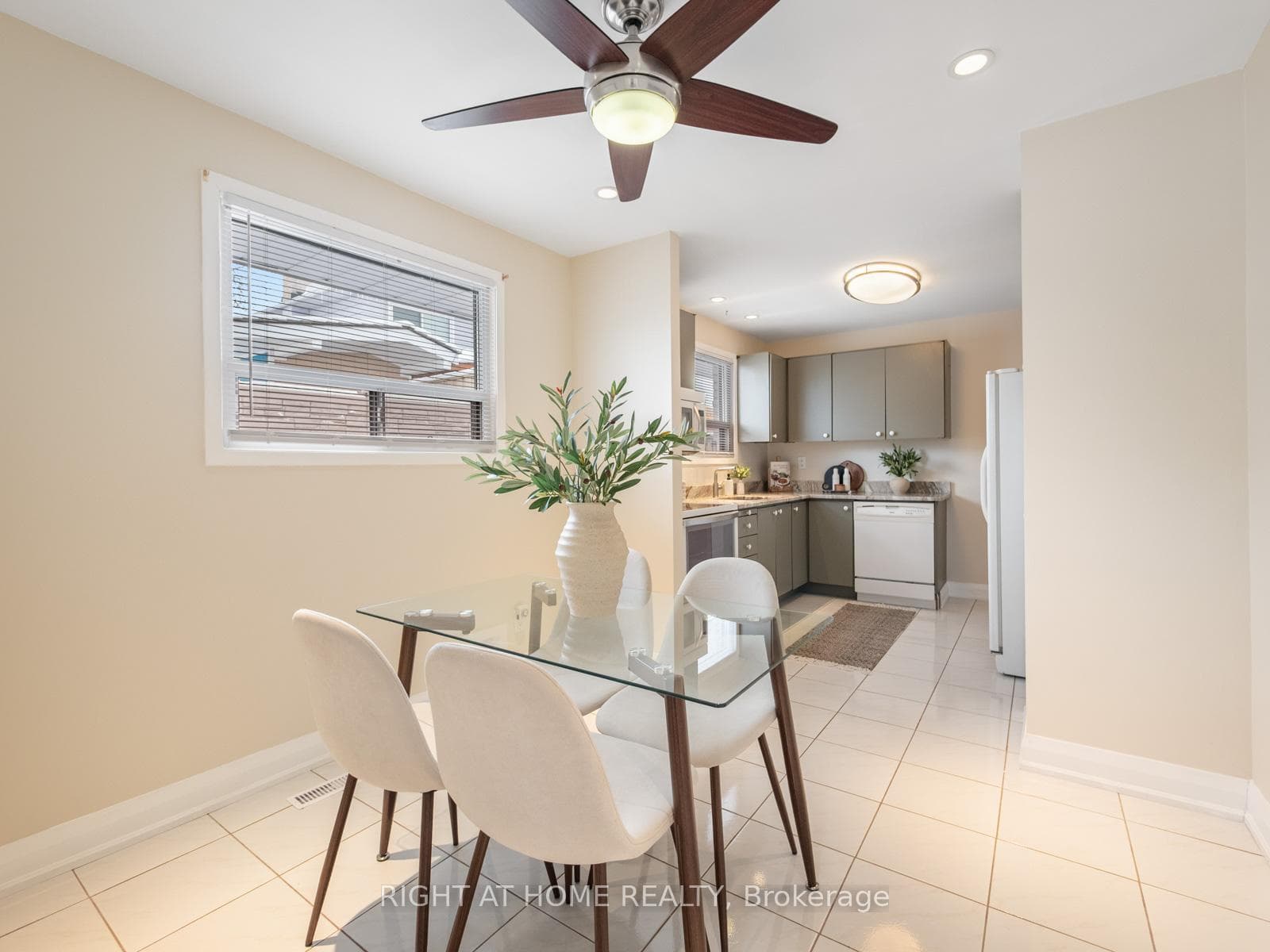 Eat-in kitchen