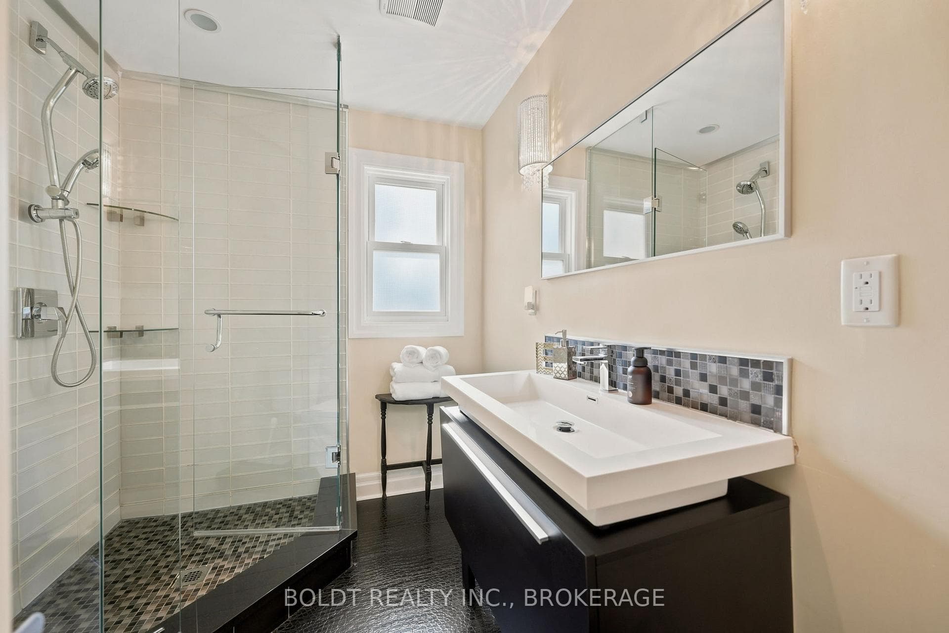 9 Woodgate Avenue photo 16