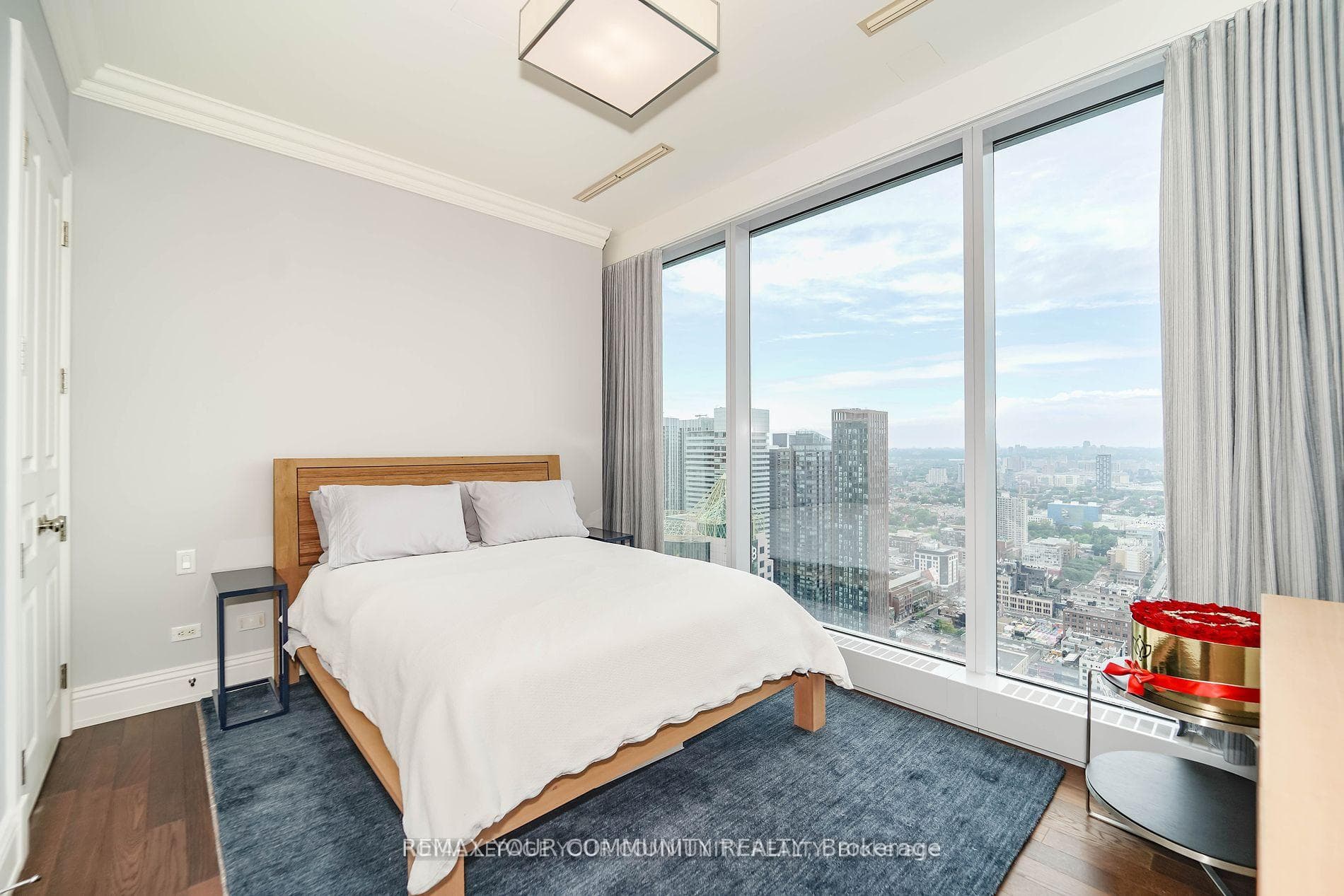 183 Wellington Street Unit 3903 photo 15