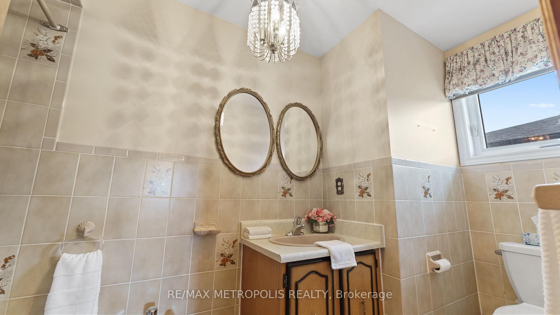 8233 Martin Grove Road photo 24