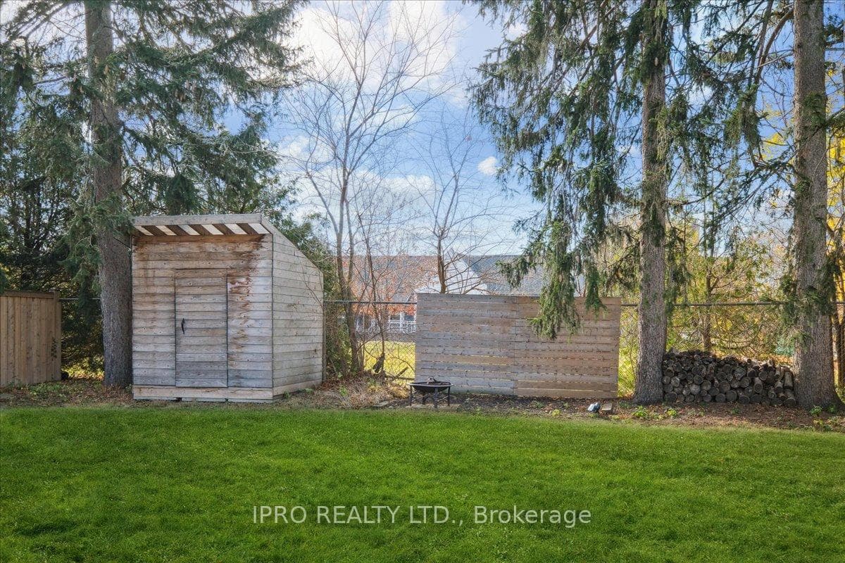 226 Queen Mary Drive photo 36