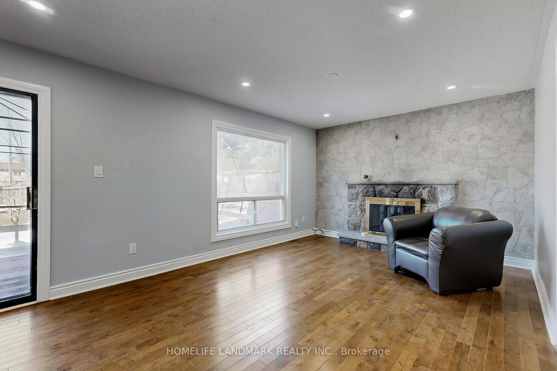 38 Pebblehill Square photo 27