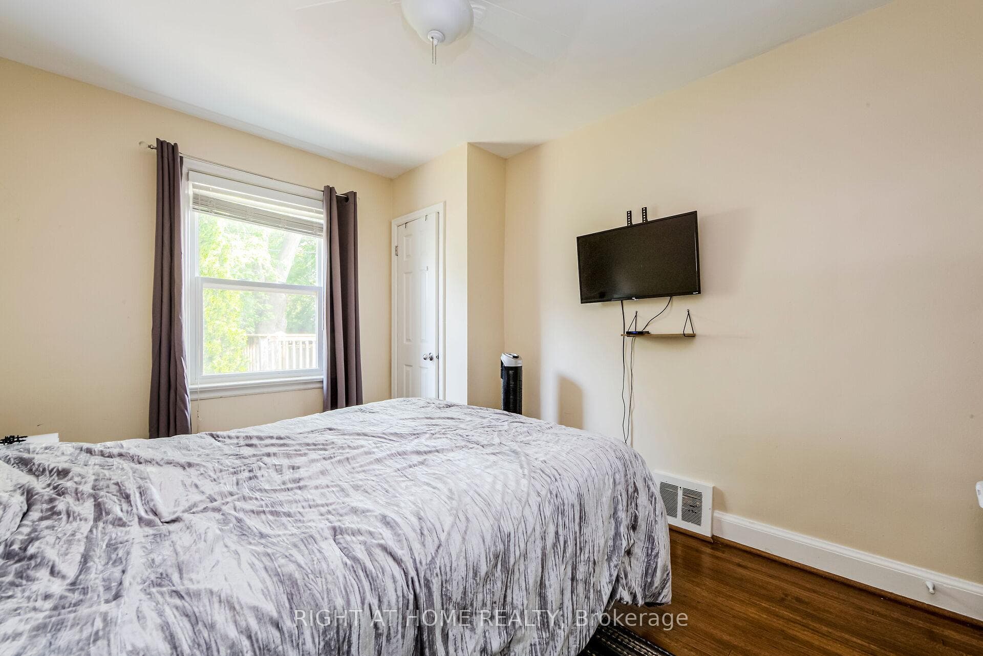 32 Florens Avenue photo 17