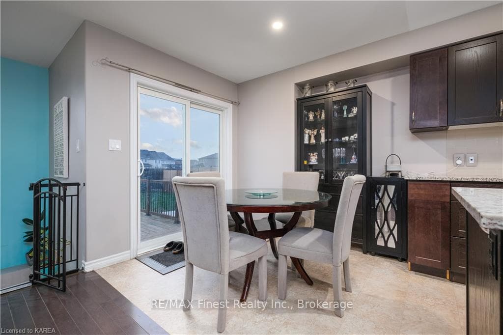 1576 DAVENPORT Crescent photo 18