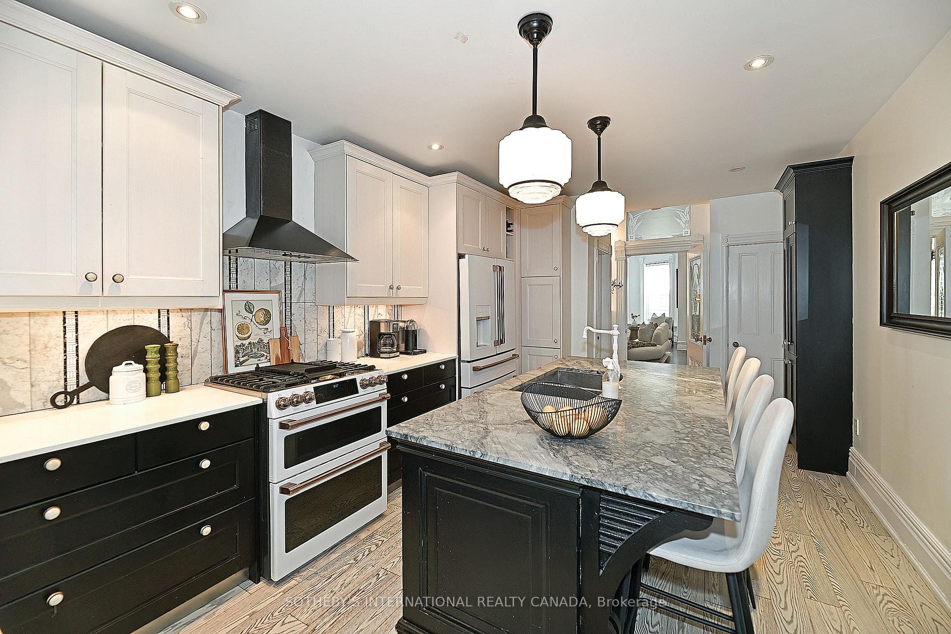 282 Berkeley Street photo 10