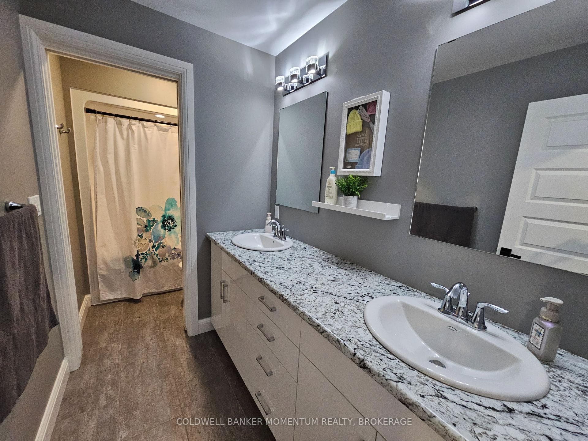 Upstairs 5pc Bathroom