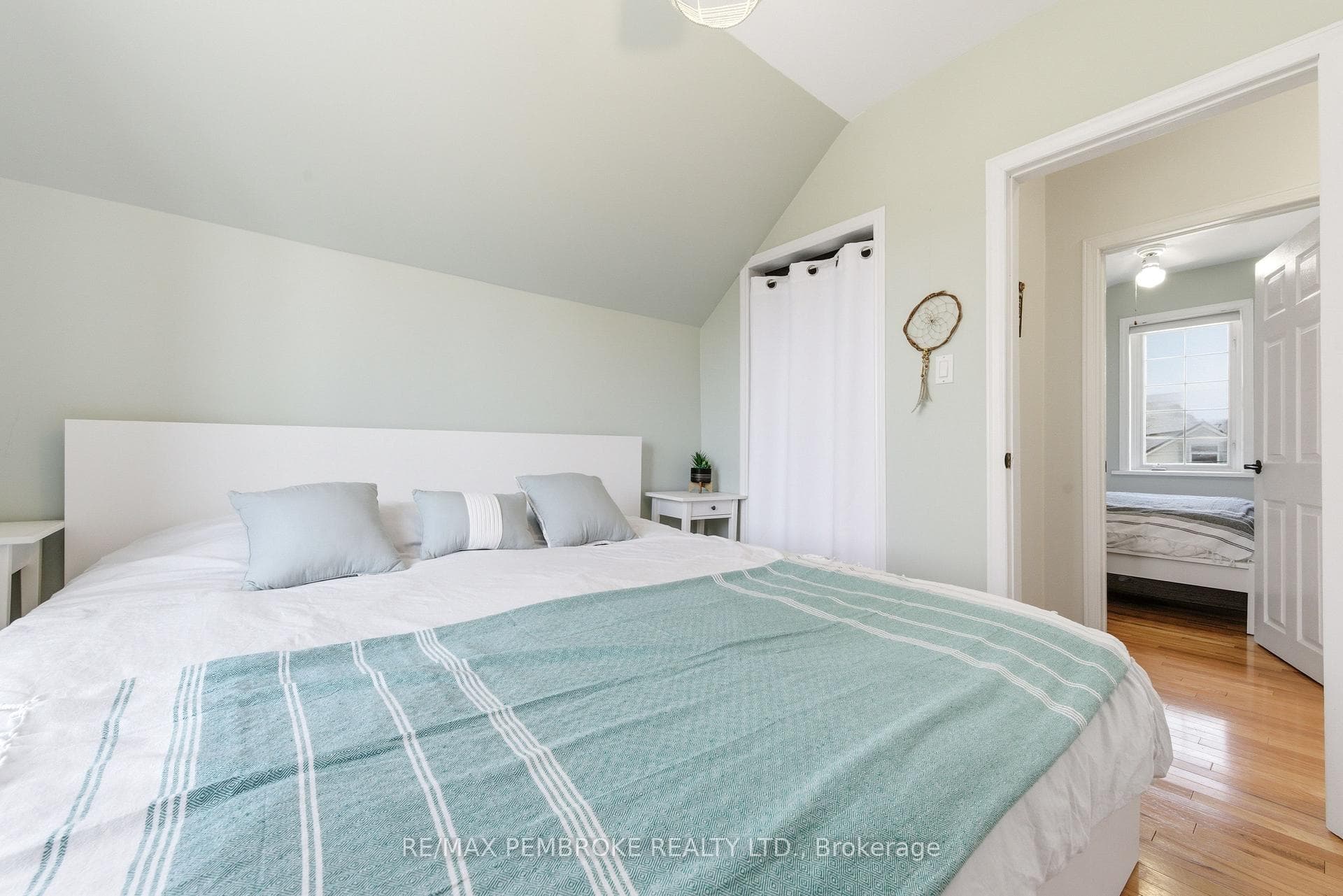 566 Perth Street photo 40