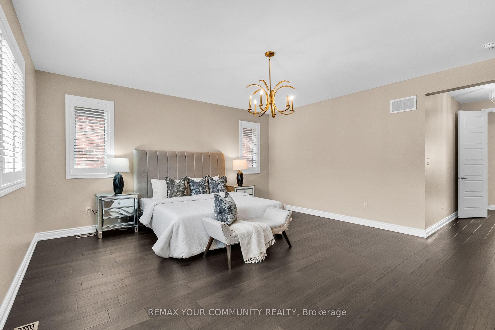 8 King Boulevard photo 22