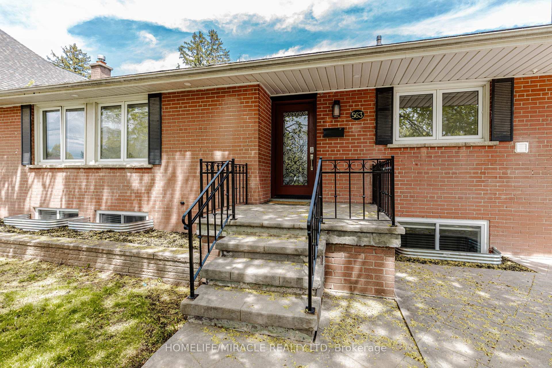 563 Taplow Crescent photo 4