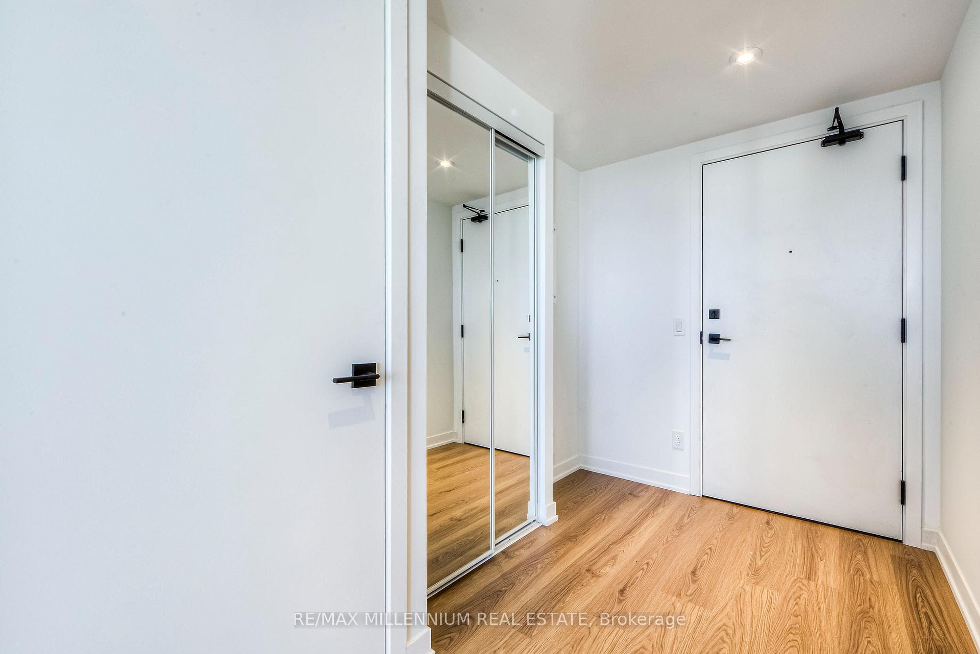 319 Jarvis Street Unit 1812 photo 7