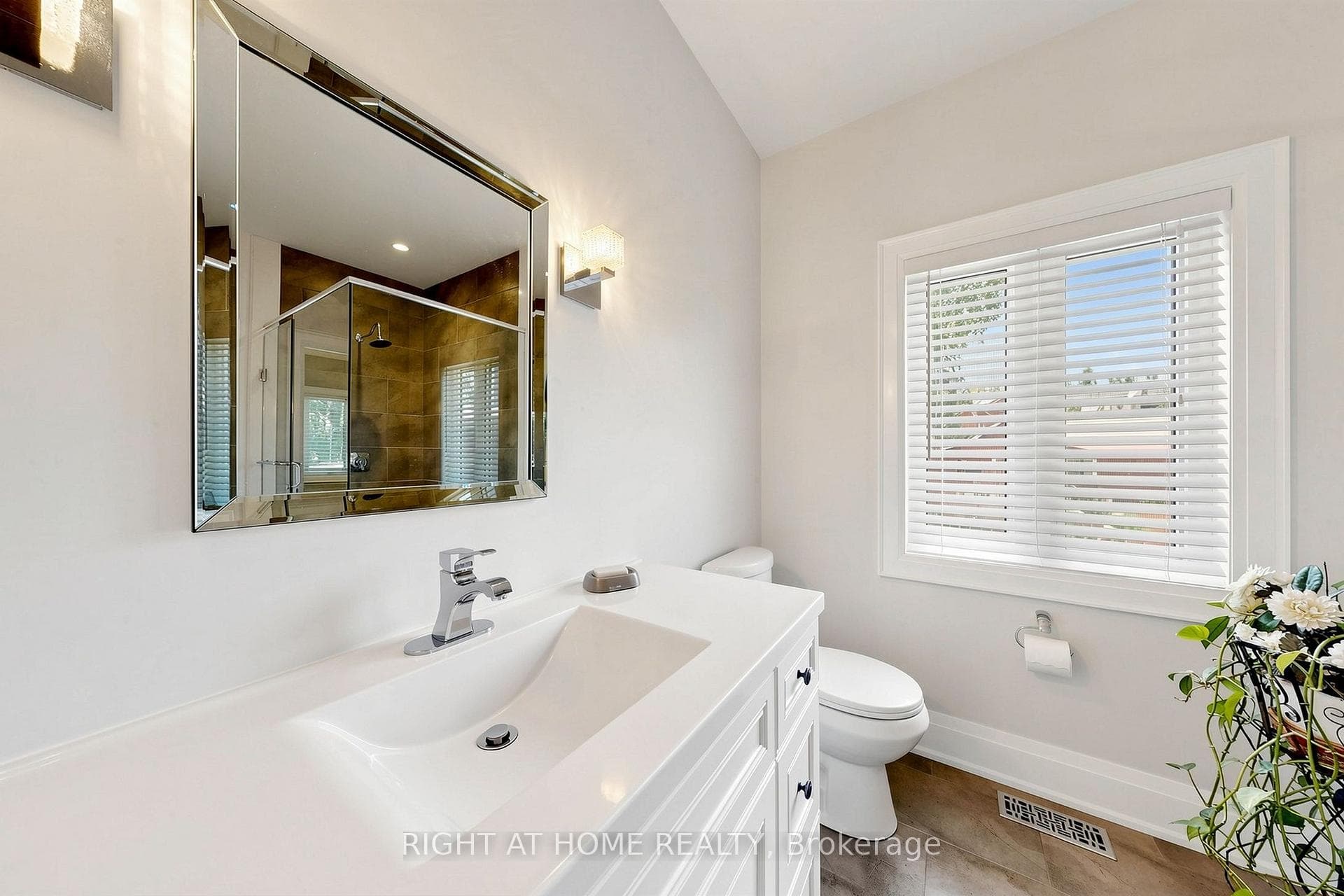 BRIGHT SPACIOUS ENSUITE OFF PRIMARY BEDROOM