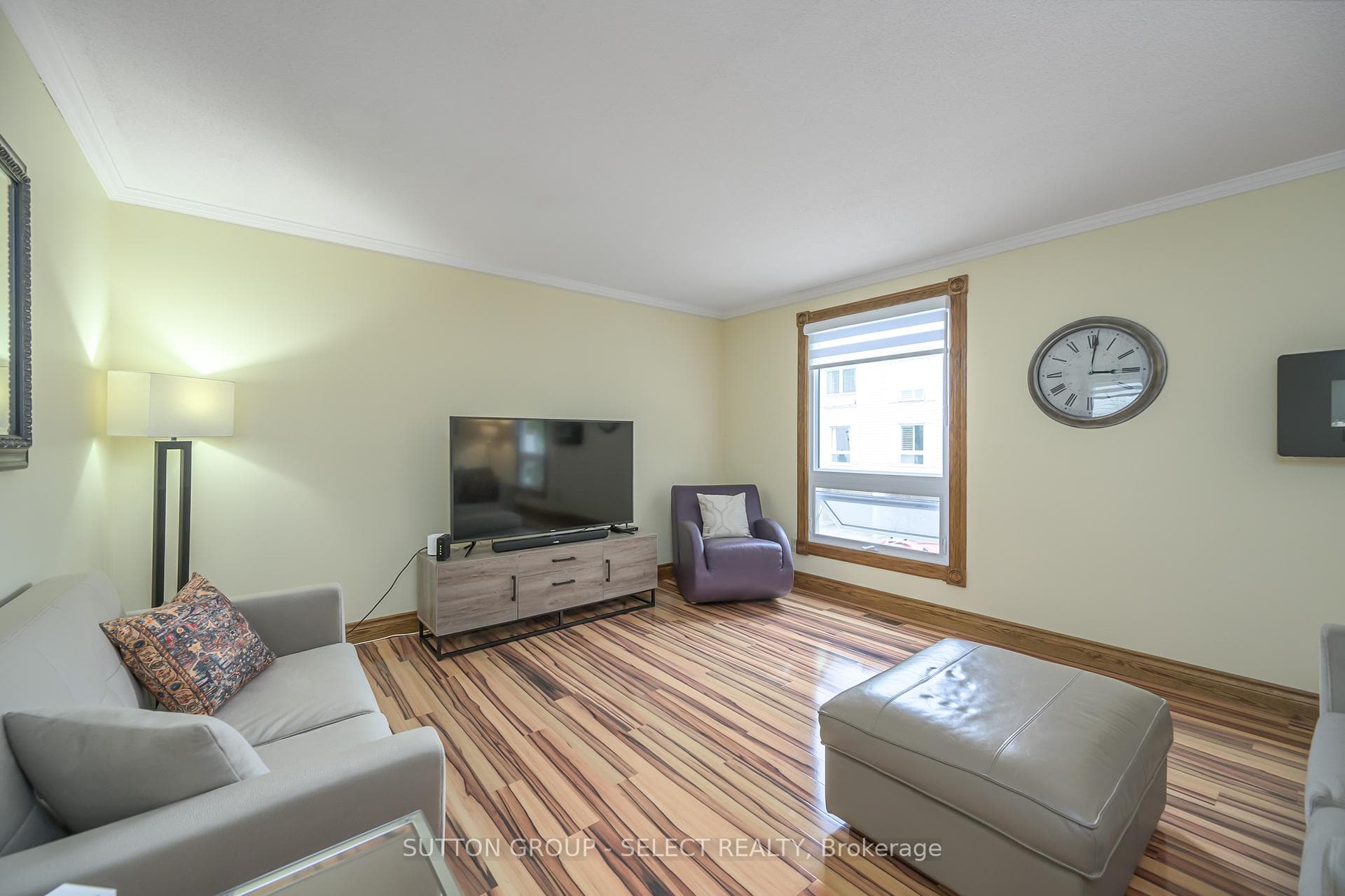 281 Everglade Crescent photo 4