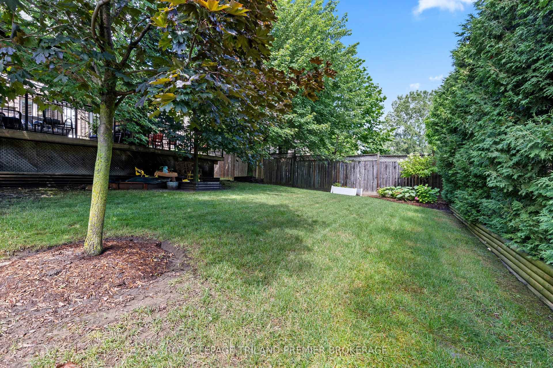 892 Talisman Crescent photo 38