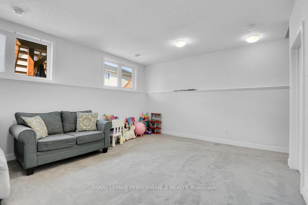 30 WHITCOMB Crescent photo 28