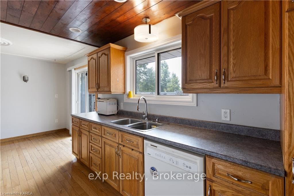 498 CORONATION Boulevard photo 12