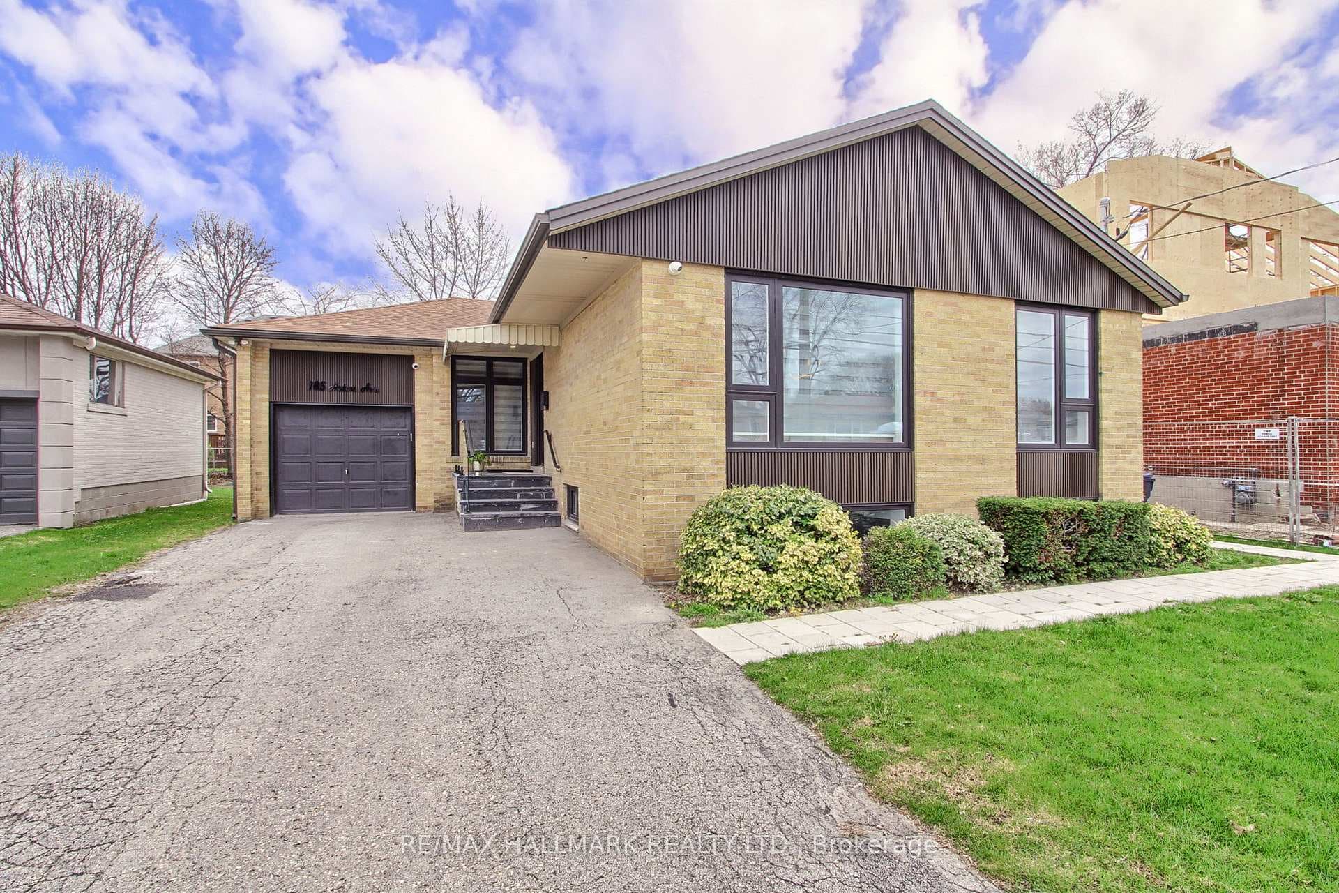 185 Acton Avenue photo 3
