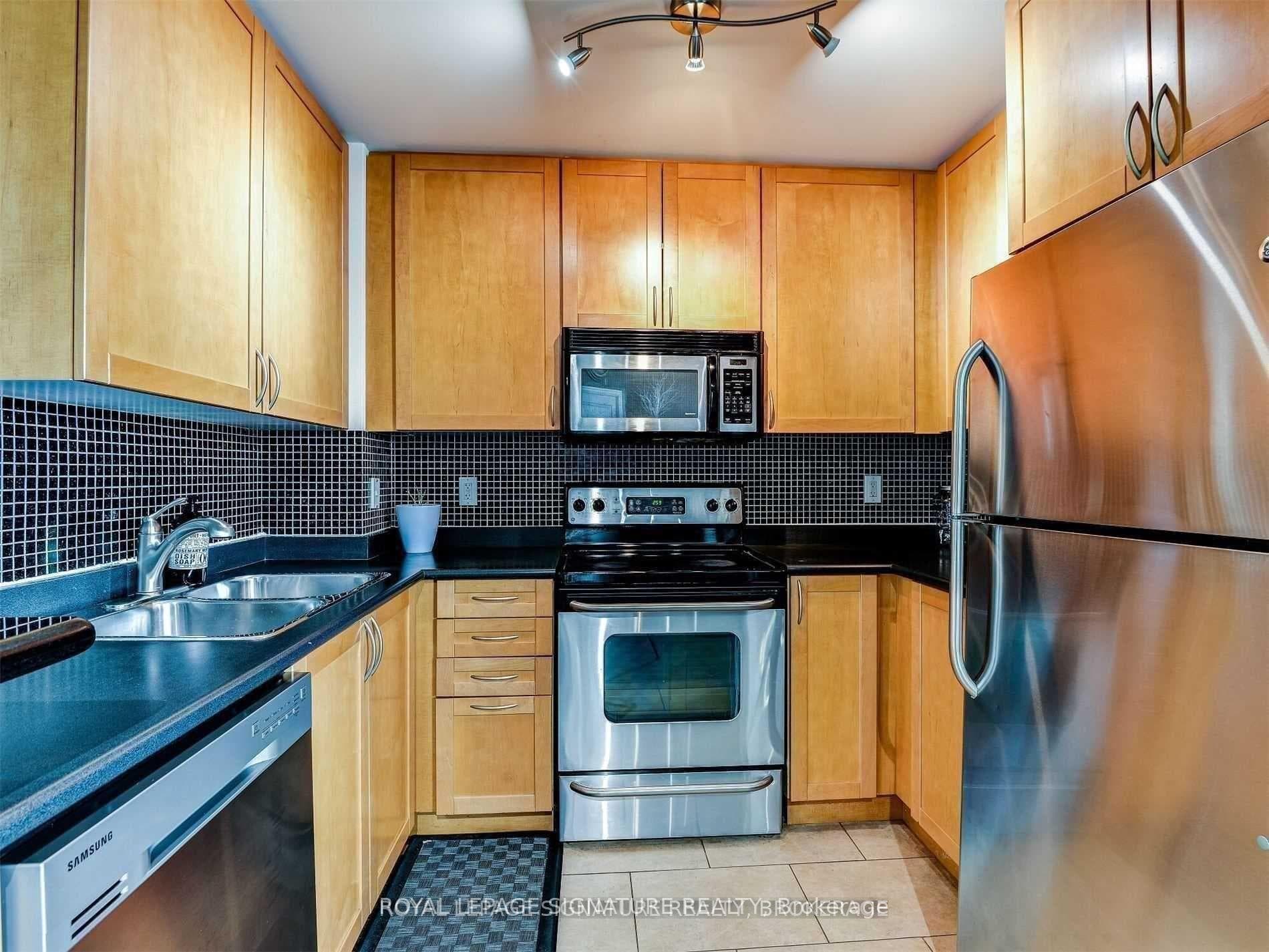 220 Burnhamthorpe Road Unit 1002 photo 9