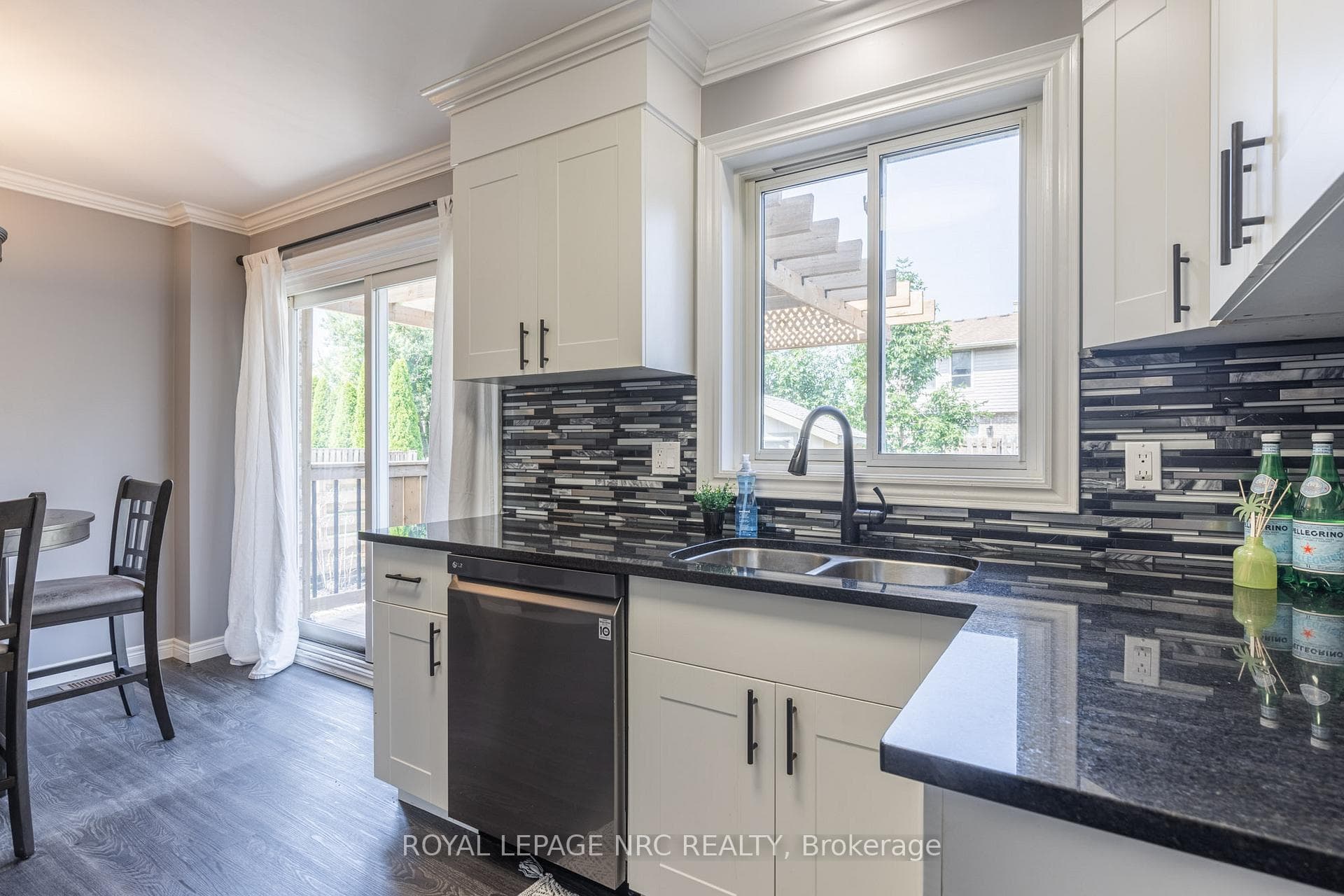 25 Greystone Crescent photo 12