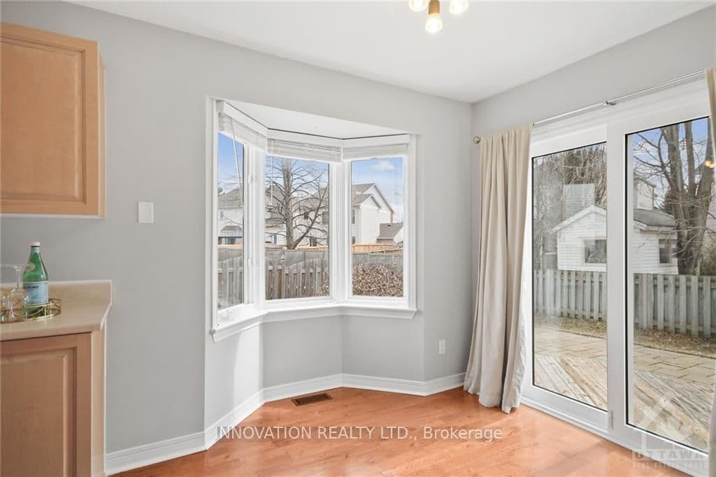 221 MARKLAND Crescent photo 10