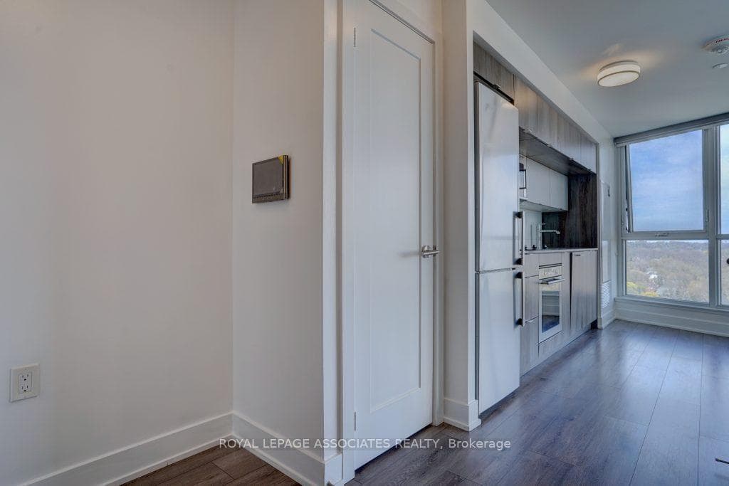 585 Bloor Street Unit 1416 photo 4