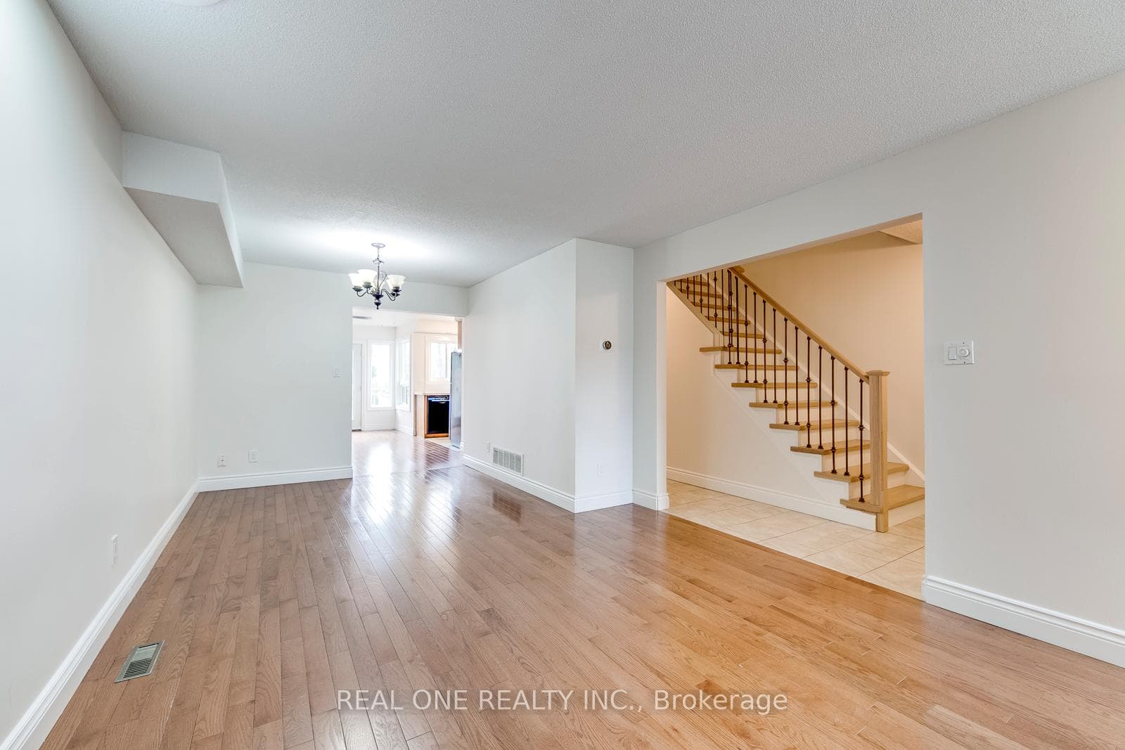 1030 Runnymead Crescent photo 10