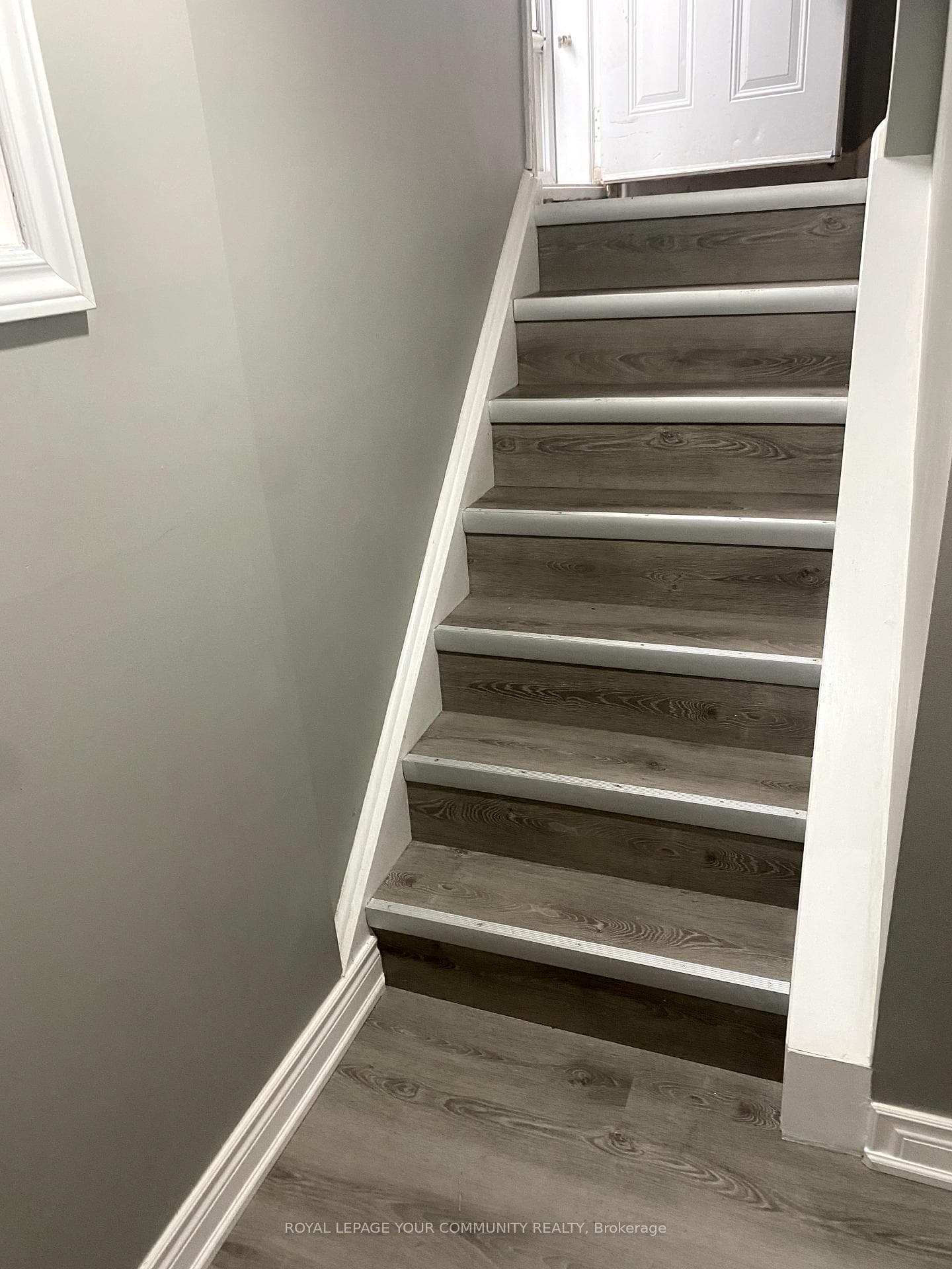 223 Acton Avenue Unit Lower photo 2